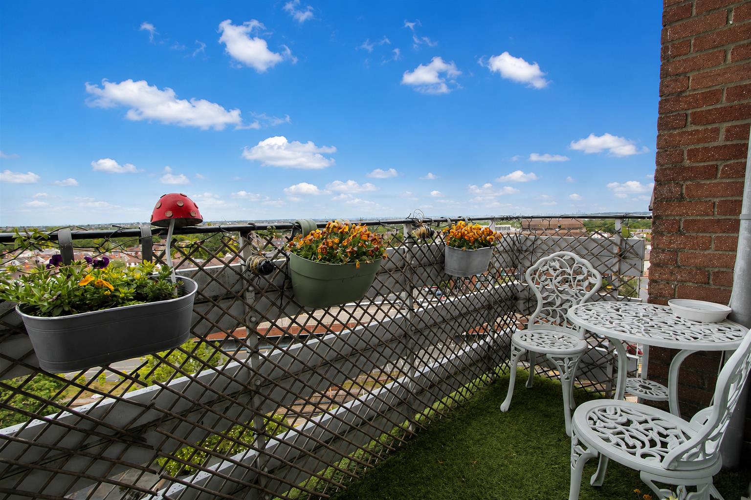 2 bed property in Beddington Gardens, Wallington